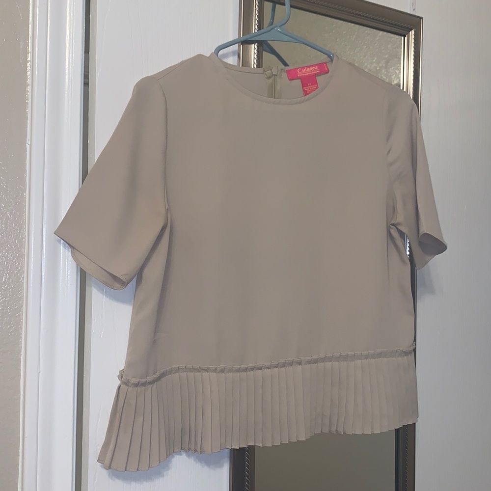 Blouse color tan